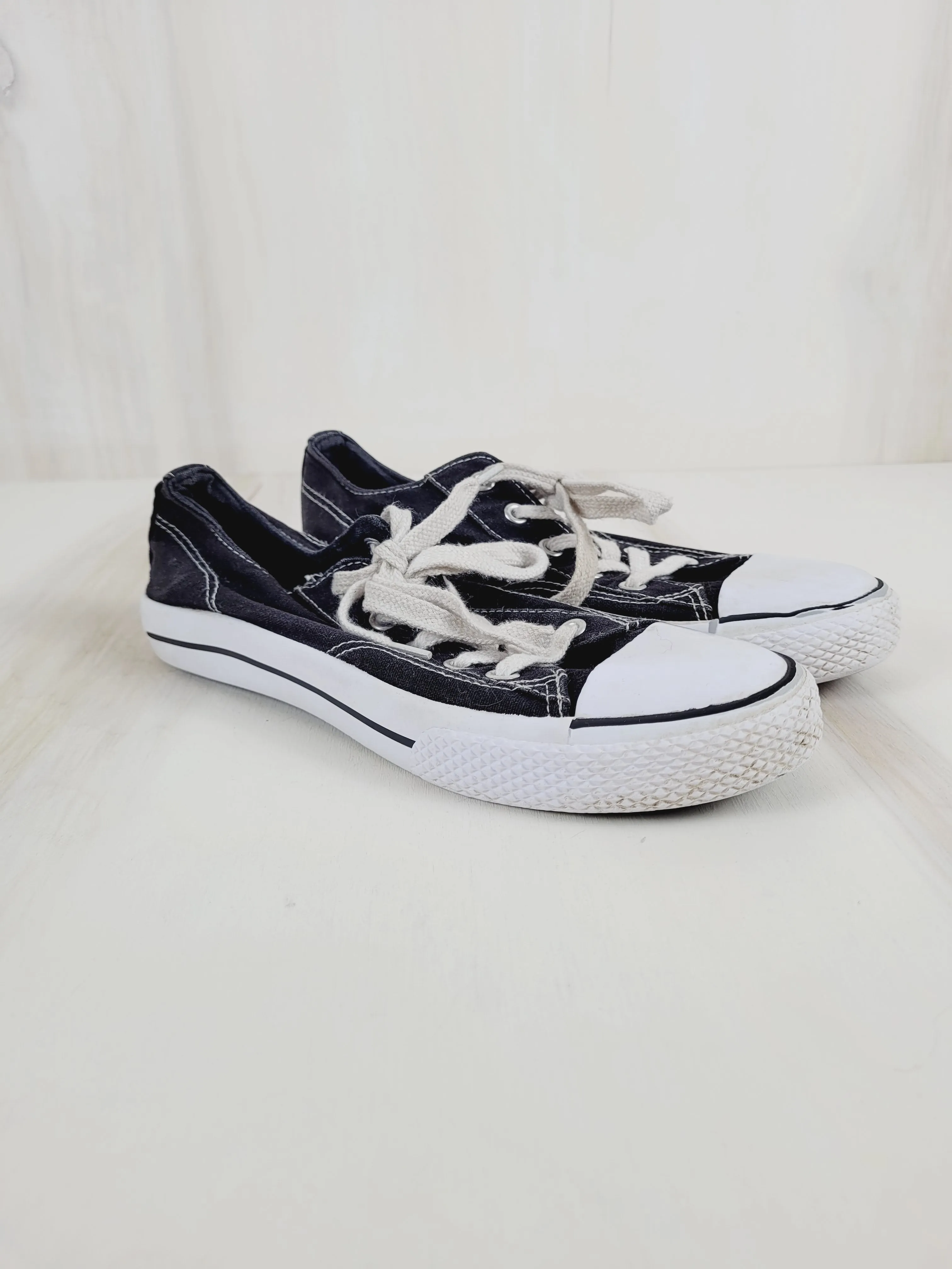 CONVERSE BLACK SNEAKERS SIZE 4.5 YOUTH PRE-LOVED