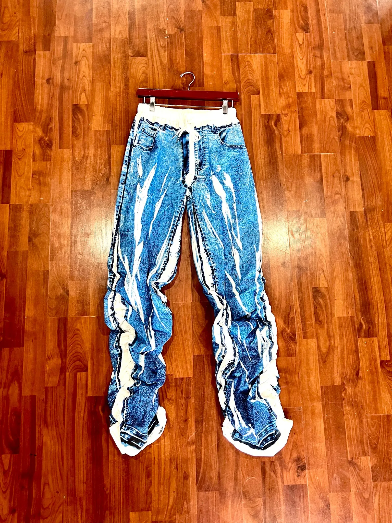 The RYLA Parachute Pants (White/Blue Multi)